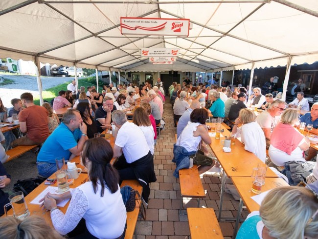 Ausgelassene Stimmung im Festzelt